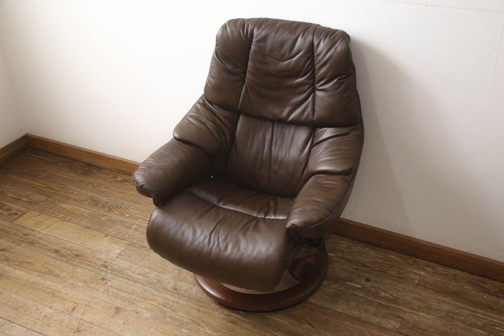 中古　美品　EKORNES(エコーネス)　本革　オットマン付き　ストレスレス レノ クラシック(M)(アームチェア、リクライニングチェア、椅子、一人掛けソファ、1Pソファ)(定価約37万9千円)(R-060352)