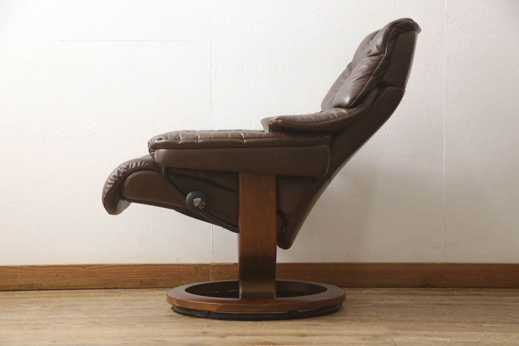 中古　美品　EKORNES(エコーネス)　本革　オットマン付き　ストレスレス レノ クラシック(M)(アームチェア、リクライニングチェア、椅子、一人掛けソファ、1Pソファ)(定価約37万9千円)(R-060352)