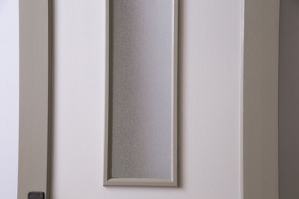 ツートーンのやわらかなカラーが魅力のペイントドア(建具、開き戸、扉)