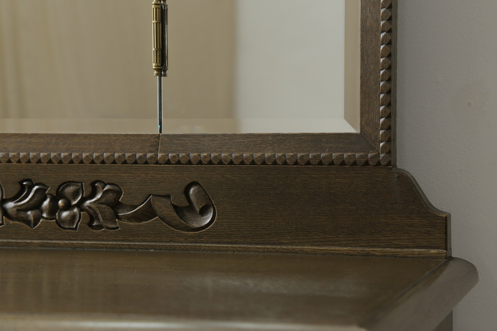中古　神戸洋家具　神戸・トアロード　伊藤家具店　職人技が光る!細やかな彫りの装飾が目を引くドレッサー&チェアセット(鏡台、サイドチェスト、ミラー、椅子)(R-061259)