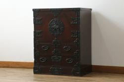 中古　岩谷堂箪笥　桜木作　深い木の色味と存在感のある鋲付金具が魅力的な小箪笥(小タンス、収納箪笥、整理箪笥、小物収納)(R-073734)
