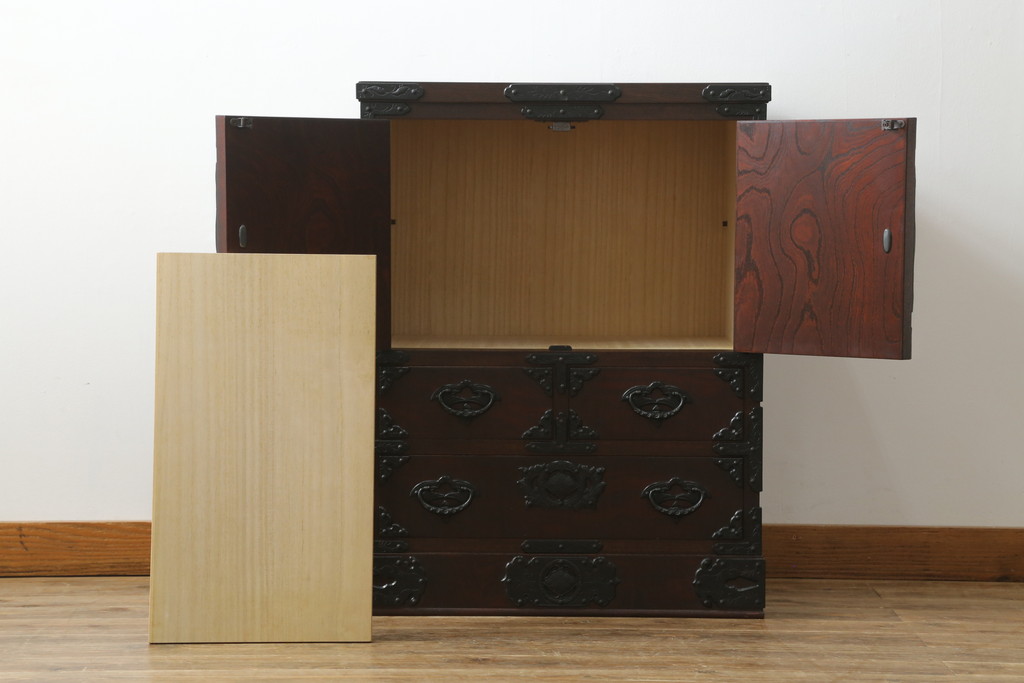 中古　岩谷堂箪笥　桜木作　深い木の色味と存在感のある鋲付金具が魅力的な小箪笥(小タンス、収納箪笥、整理箪笥、小物収納)(R-073734)