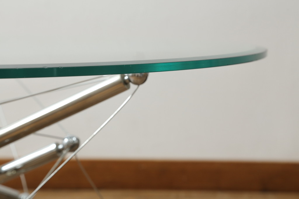 中古　Cassina(カッシーナ)　713　スタイリッシュなデザインがワンランク上の暮らしを演出するセンターテーブル(ローテーブル、カクテルテーブル、カフェテーブル、コーヒーテーブル、ラウンドテーブル、ガラス)(定価約46万円)(R-064902)