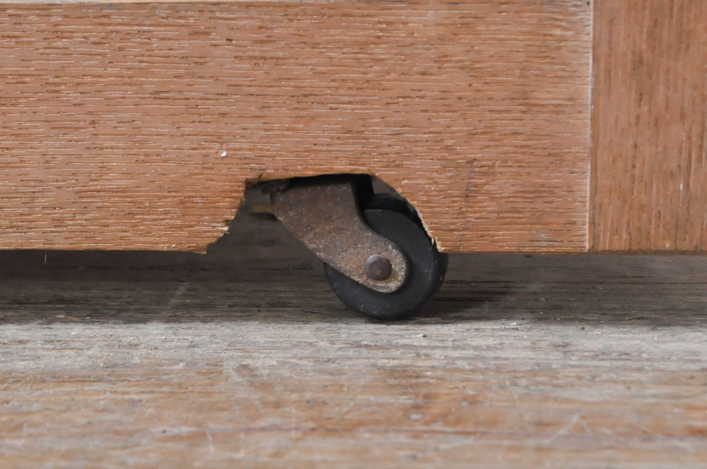 アンティーク建具　栗材枠の木味が魅力的などこか懐かしい雰囲気漂うドア1枚(木製扉)(R-069073)