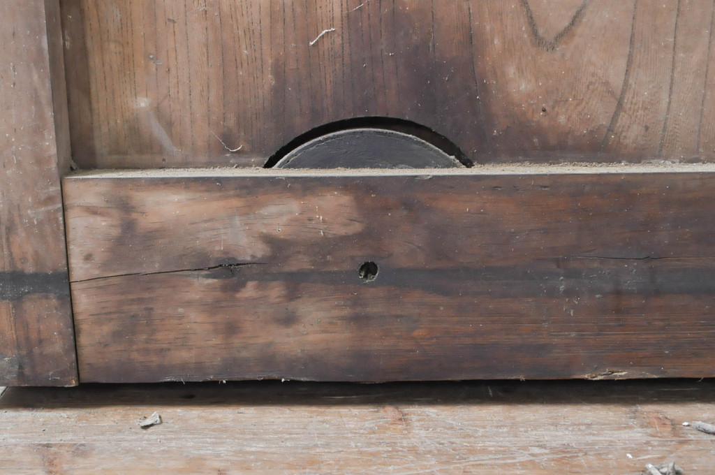 アンティーク建具　欅(ケヤキ)材　龍の金具がアクセントの和の趣溢れる蔵戸1枚(引き戸、玄関戸)(R-069028)