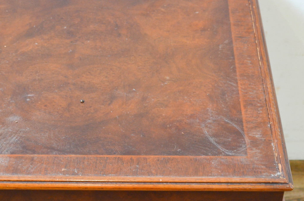 中古　DREXEL HERITAGE(ドレクセルヘリテイジ)　補助テーブル付きのクラシカルなサイドテーブル(ローテーブル、コーヒーテーブル、エンドテーブル、ナイトテーブル、飾り台)(R-069513)