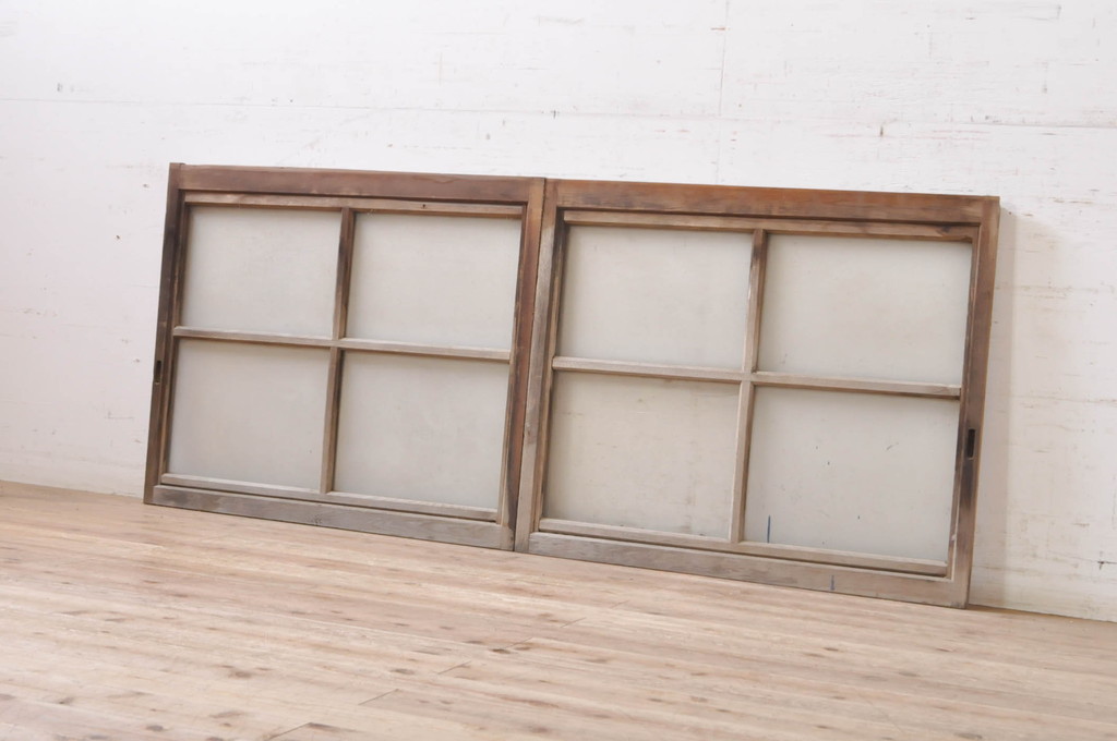 アンティーク建具　経年を感じさせる古い木味のガラス窓2枚セット(引き戸、ガラス戸)(R-068264)