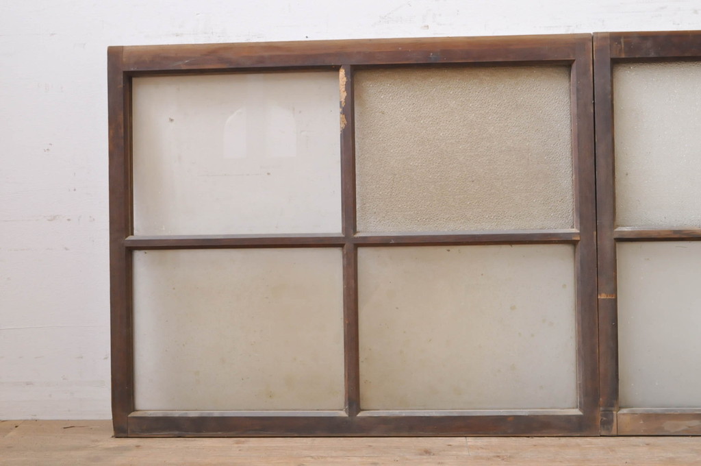 アンティーク建具　経年を感じさせる古い木味のガラス窓2枚セット(引き戸、ガラス戸)(R-068265)