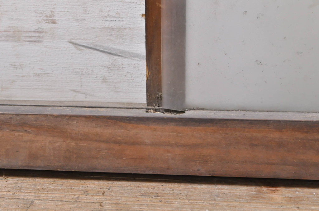 アンティーク建具　経年を感じさせる古い木味のガラス窓2枚セット(引き戸、ガラス戸)(R-068265)