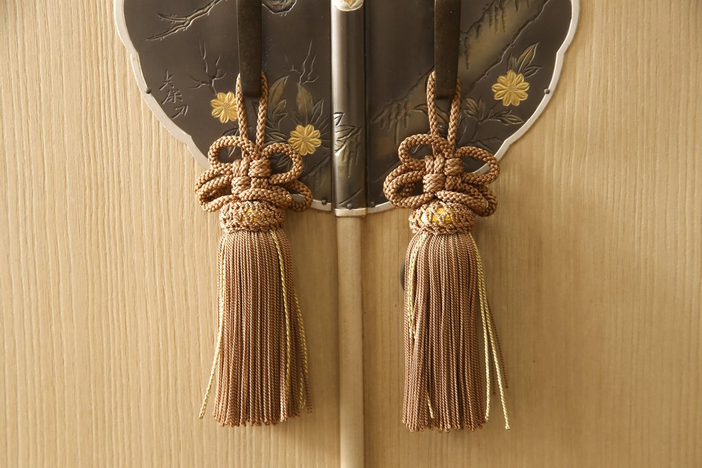 中古　美品　衣装盆付き　梅のデザインの金具が上品な雰囲気を醸し出す加茂総桐箪笥(並厚)(総桐たんす、引き出し、チェスト、着物箪笥、和タンス)(R-056327)