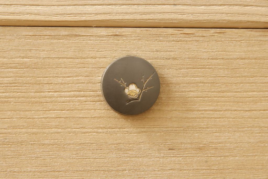 中古　美品　衣装盆付き　梅のデザインの金具が上品な雰囲気を醸し出す加茂総桐箪笥(並厚)(総桐たんす、引き出し、チェスト、着物箪笥、和タンス)(R-056327)
