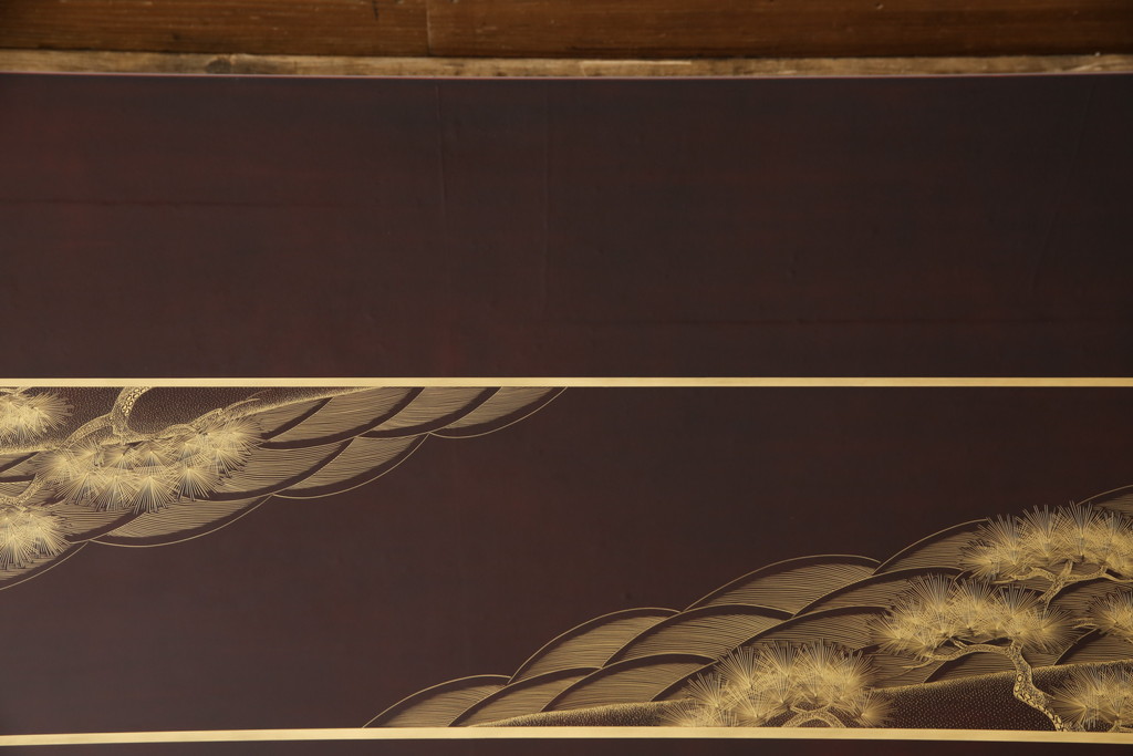 中古　美品　輪島塗り　繊細に描かれた松の絵柄が見事な座卓(ローテーブル、センターテーブル)(R-054266)