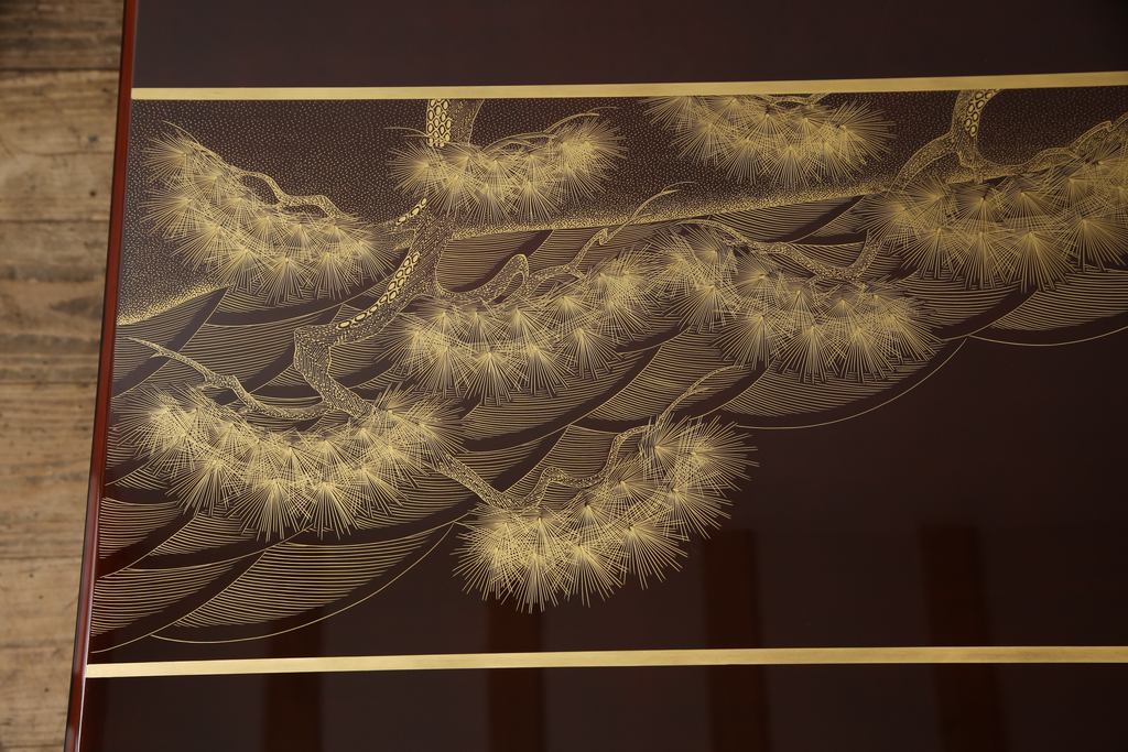 中古　美品　輪島塗り　繊細に描かれた松の絵柄が見事な座卓(ローテーブル、センターテーブル)(R-054266)