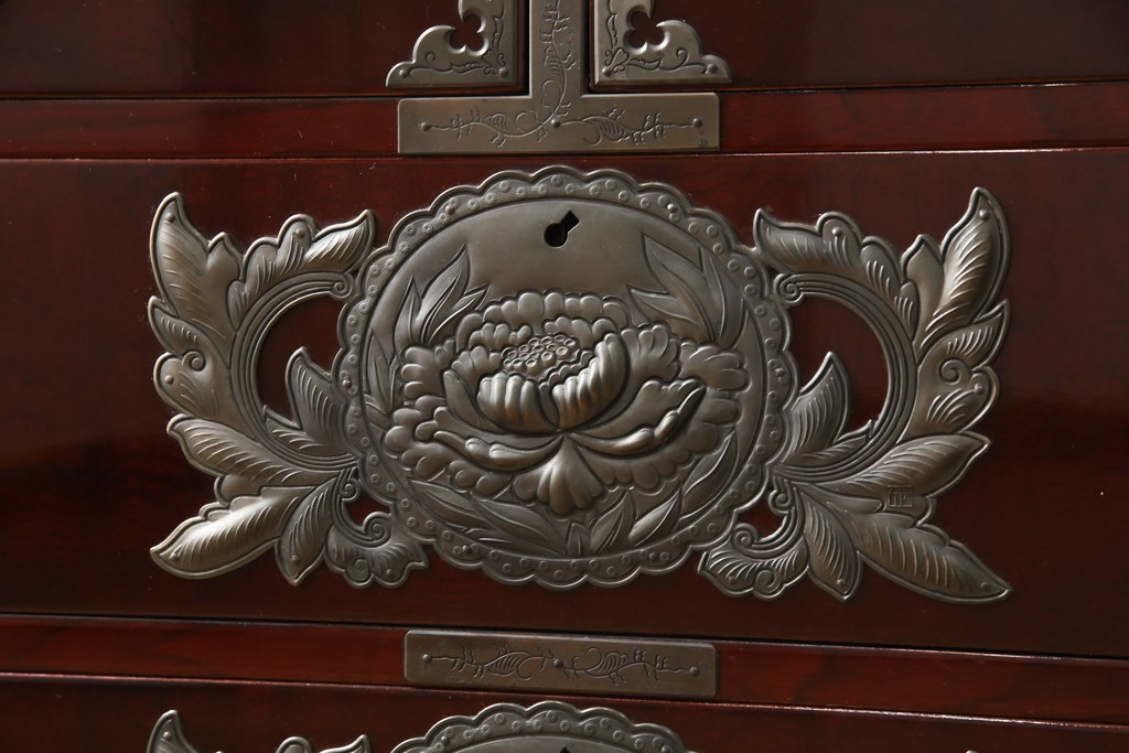 中古　美品　牡丹をあしらった金具と漆塗りが高級感溢れる仙台箪笥(定価約95万円)(収納箪笥、引き出し、チェスト)(R-054158)