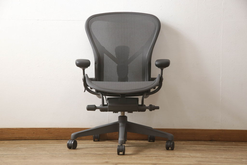 中古　超美品　Hermanmiller(ハーマンミラー社)　Bサイズ　リマスタード　座り心地を追求したアーロンチェア(オフィスチェア、アームチェア、ワークチェア)(定価約22万円)(R-061278)