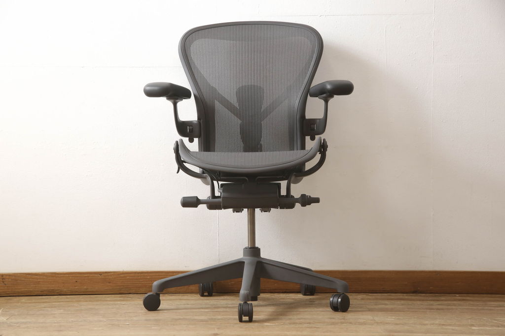 中古　超美品　Hermanmiller(ハーマンミラー社)　Bサイズ　リマスタード　座り心地を追求したアーロンチェア(オフィスチェア、アームチェア、ワークチェア)(定価約22万円)(R-061278)