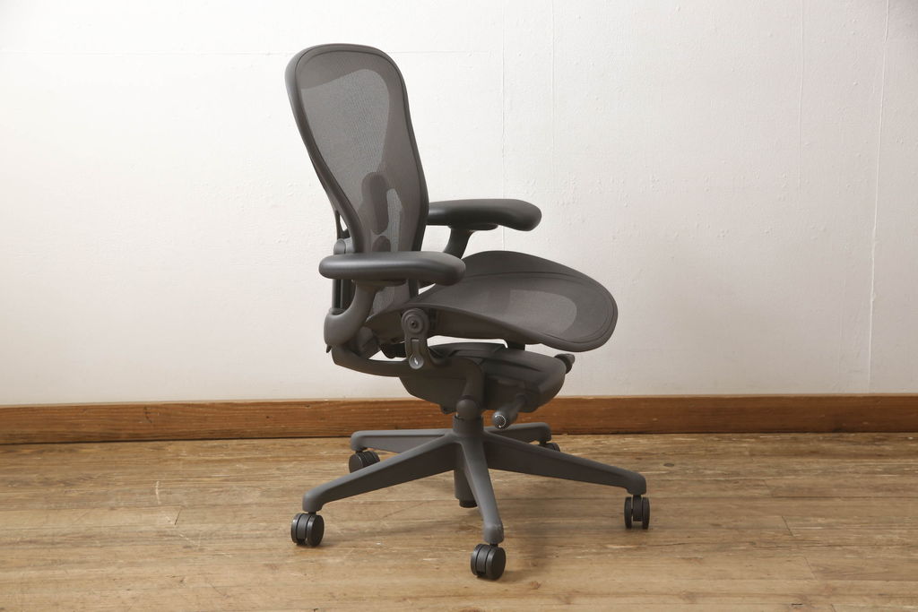 中古　超美品　Hermanmiller(ハーマンミラー社)　Bサイズ　リマスタード　座り心地を追求したアーロンチェア(オフィスチェア、アームチェア、ワークチェア)(定価約22万円)(R-061278)