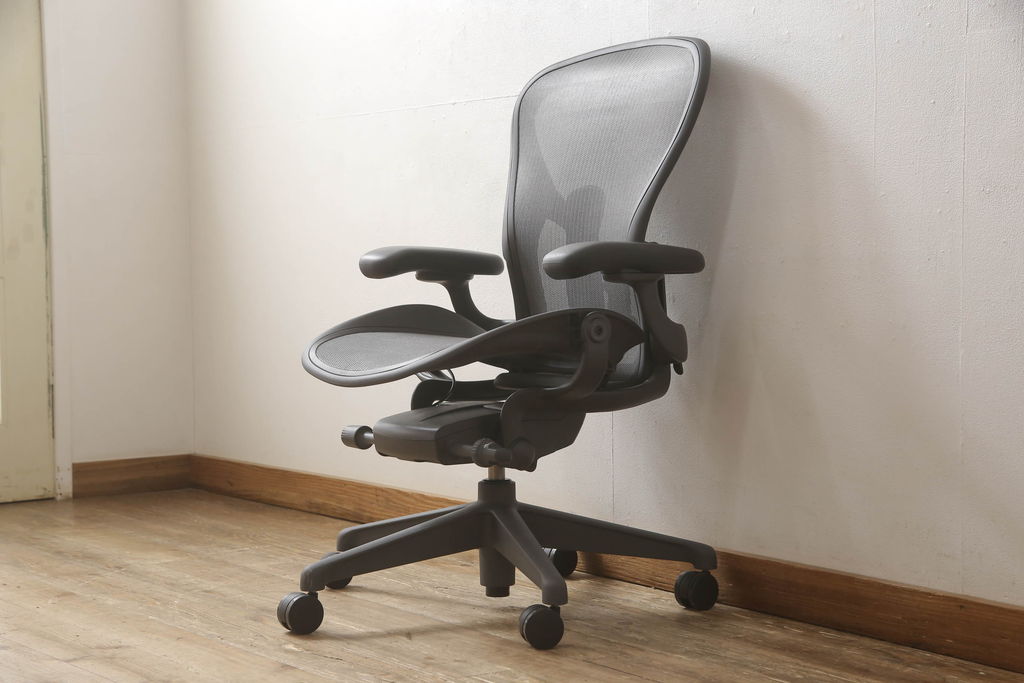 中古　超美品　Hermanmiller(ハーマンミラー社)　Bサイズ　リマスタード　座り心地を追求したアーロンチェア(オフィスチェア、アームチェア、ワークチェア)(定価約22万円)(R-061278)