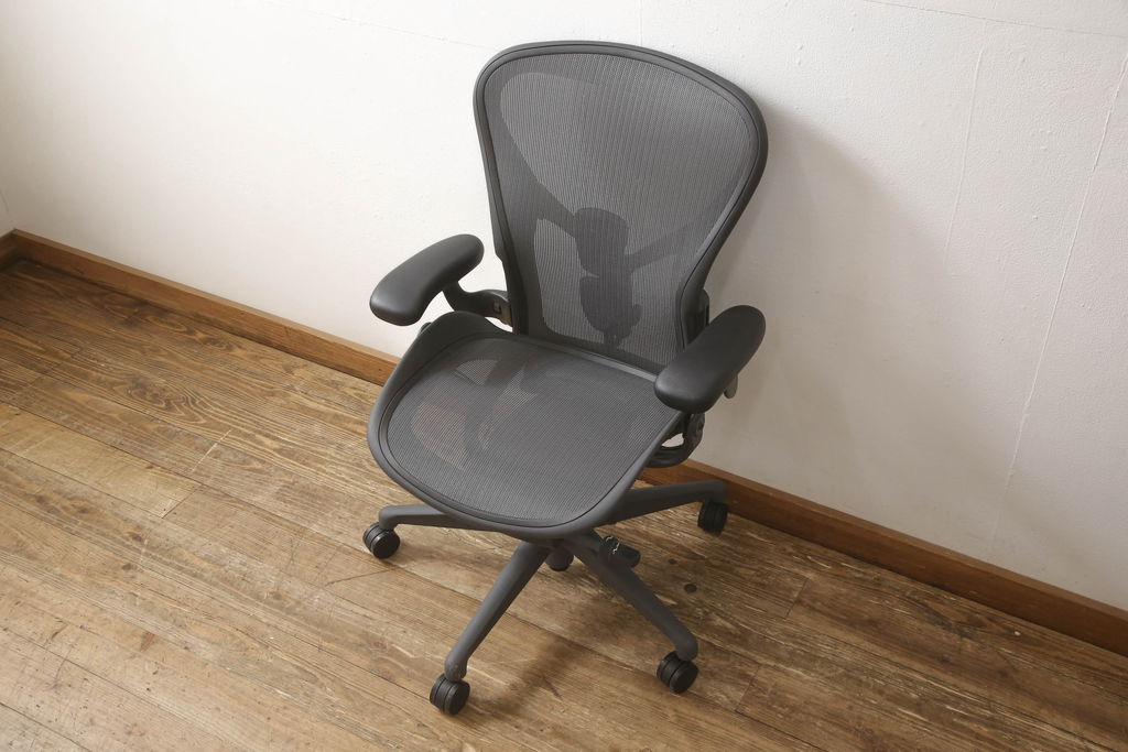 中古　超美品　Hermanmiller(ハーマンミラー社)　Bサイズ　リマスタード　座り心地を追求したアーロンチェア(オフィスチェア、アームチェア、ワークチェア)(定価約22万円)(R-061278)