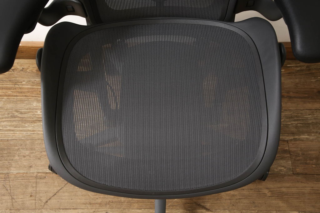 中古　超美品　Hermanmiller(ハーマンミラー社)　Bサイズ　リマスタード　座り心地を追求したアーロンチェア(オフィスチェア、アームチェア、ワークチェア)(定価約22万円)(R-061278)