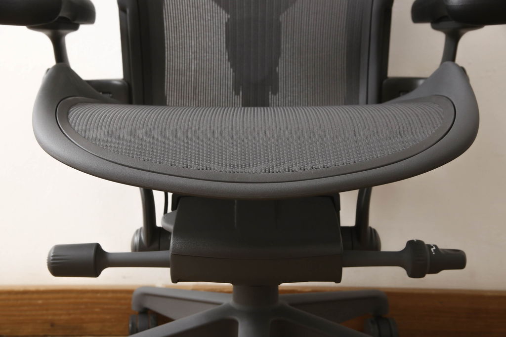 中古　超美品　Hermanmiller(ハーマンミラー社)　Bサイズ　リマスタード　座り心地を追求したアーロンチェア(オフィスチェア、アームチェア、ワークチェア)(定価約22万円)(R-061278)