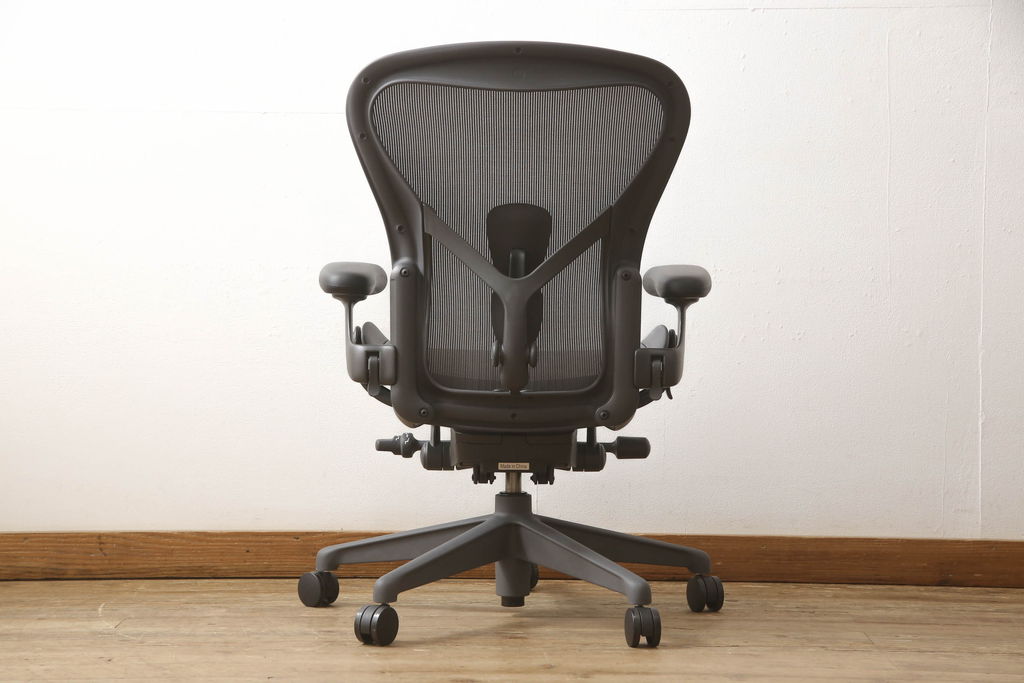 中古　超美品　Hermanmiller(ハーマンミラー社)　Bサイズ　リマスタード　座り心地を追求したアーロンチェア(オフィスチェア、アームチェア、ワークチェア)(定価約22万円)(R-061278)