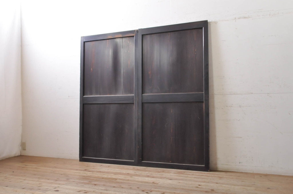 アンティーク建具　シックな空間作りにおすすめな帯戸2枚セット(引き戸、板戸)(R-068320)