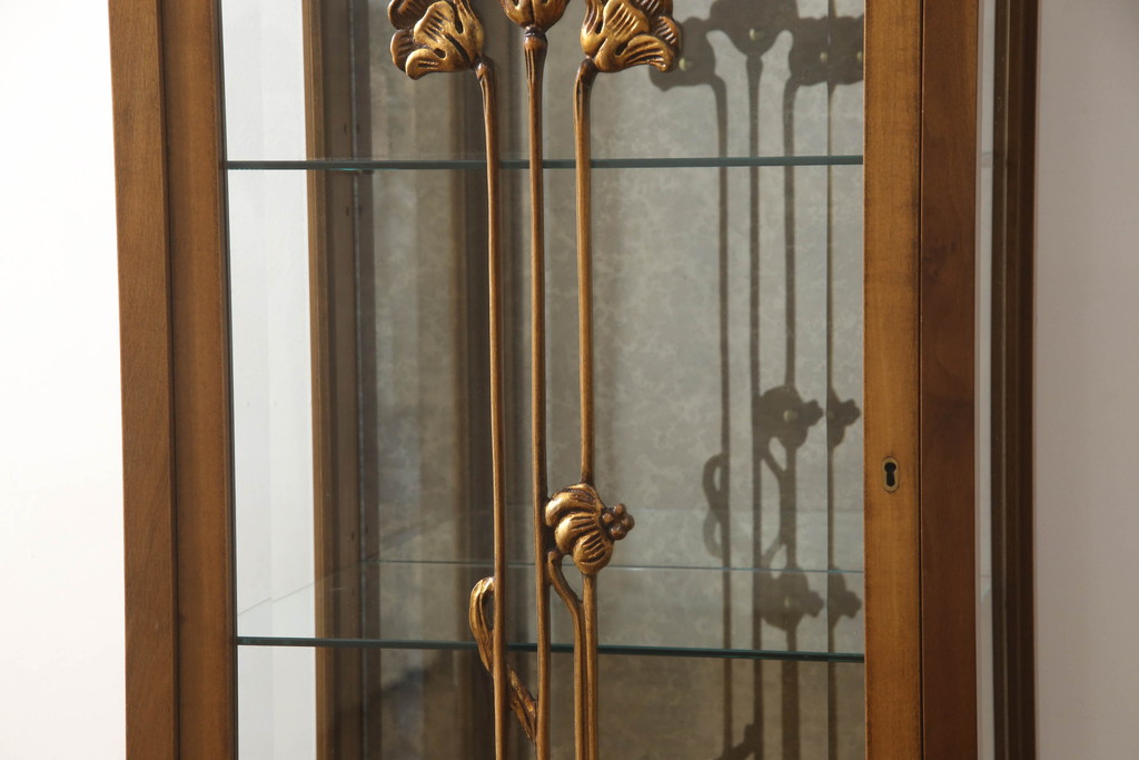中古　イタリア高級家具　メデア(Medea)　エレガントな花の彫刻が美しいガラスキャビネット(ガラスケース、ショーケース、キュリオケース、陳列棚、飾り棚)(定価約74万円)(R-067638)