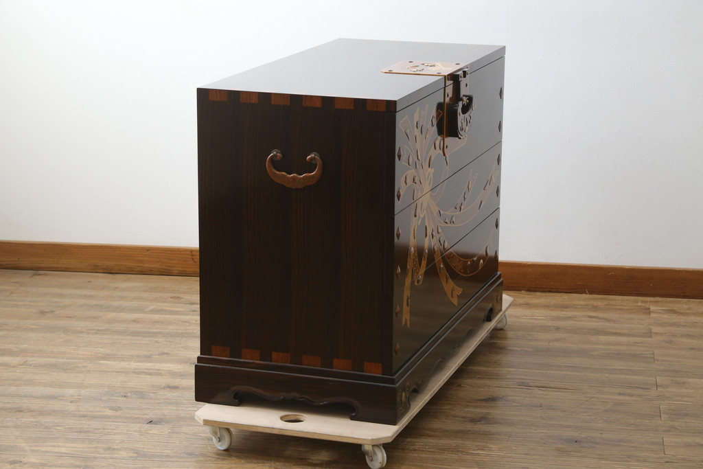 中古　美品　大阪唐木指物　吉田唐木工芸社　寄木細工　象嵌入りの華やかなオリエンタルチェスト(収納箪笥、和タンス、サイドチェスト、ローチェスト、引き出し)(R-083000)
