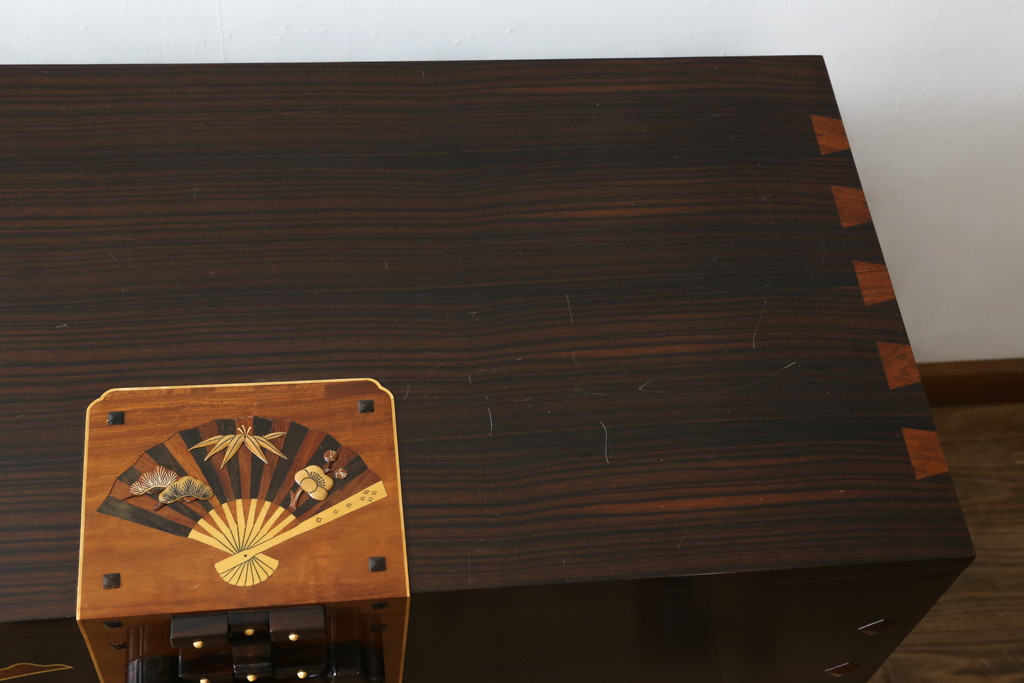 中古　美品　大阪唐木指物　吉田唐木工芸社　寄木細工　象嵌入りの華やかなオリエンタルチェスト(収納箪笥、和タンス、サイドチェスト、ローチェスト、引き出し)(R-083000)