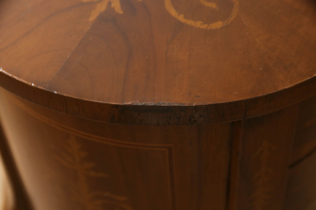 イタリアビンテージ　象嵌入り　滑らかに曲線を描くフォルムと美しい杢目に施された意匠が目を惹くサイドテーブル(ナイトテーブル、花台、飾り台、サイドチェスト、収納、ヴィンテージ)(R-061514)