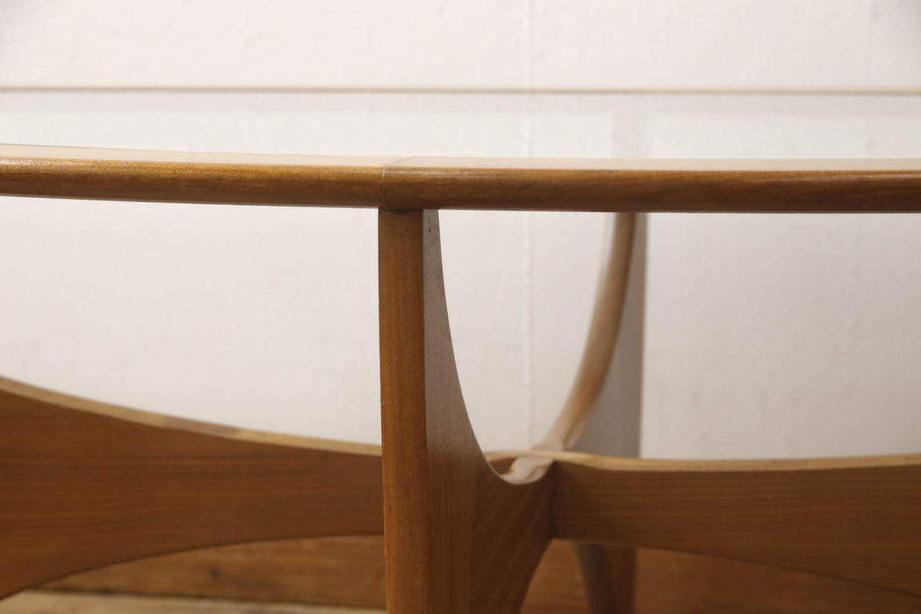 イギリスビンテージ　北欧家具　G-PLAN(ジープラン)　脚のデザインが目を引くオーバル型のガラストップコーヒーテーブル(センターテーブル、ローテーブル、リビングテーブル、ヴィンテージ)( R-061837)