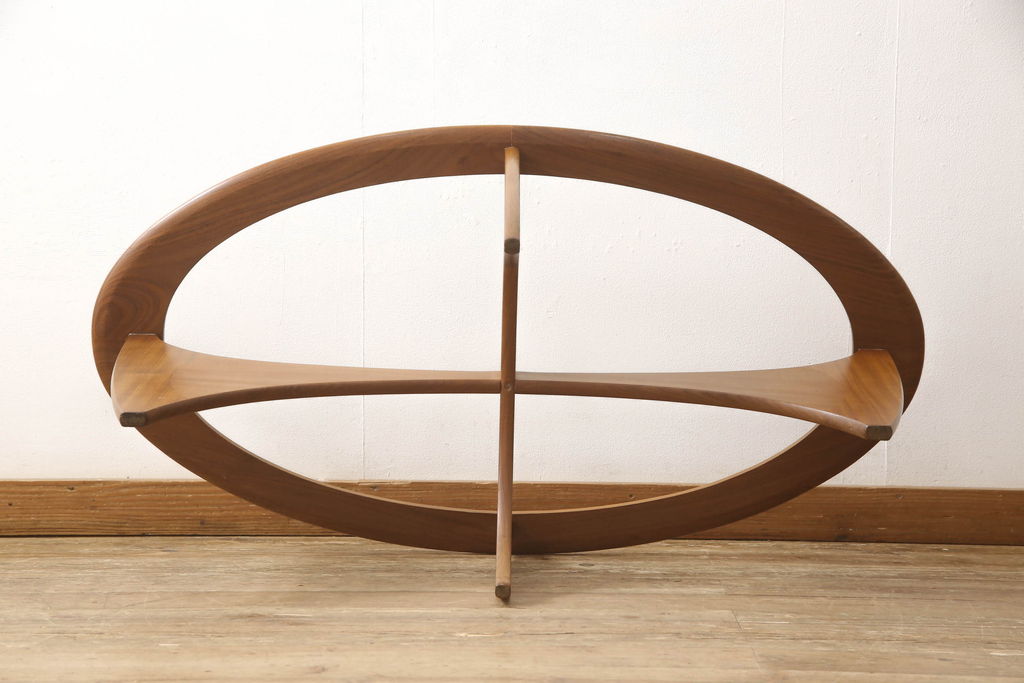 イギリスビンテージ　北欧家具　G-PLAN(ジープラン)　脚のデザインが目を引くオーバル型のガラストップコーヒーテーブル(センターテーブル、ローテーブル、リビングテーブル、ヴィンテージ)( R-061837)
