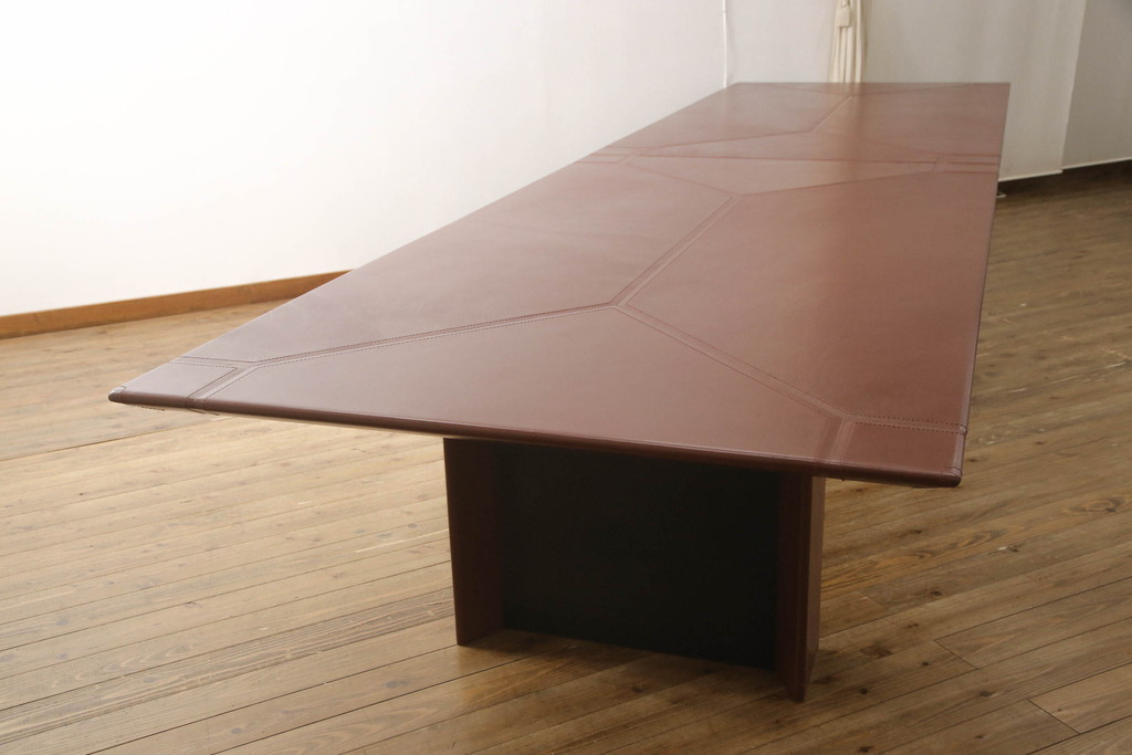 中古　IDC大塚家具取り扱い　イタリア製　i4MARIANI(クアトロマリアーニ)　シンプルながら存在感のある大型サイズの革張り製テーブル(会議用テーブル、6人掛けダイニングテーブル、8人掛け)(定価約240万円)(R-054318)
