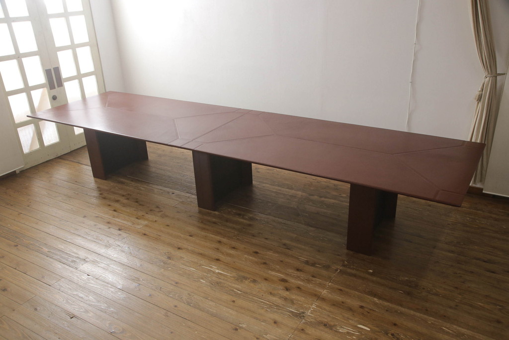中古　IDC大塚家具取り扱い　イタリア製　i4MARIANI(クアトロマリアーニ)　シンプルながら存在感のある大型サイズの革張り製テーブル(会議用テーブル、6人掛けダイニングテーブル、8人掛け)(定価約240万円)(R-054318)