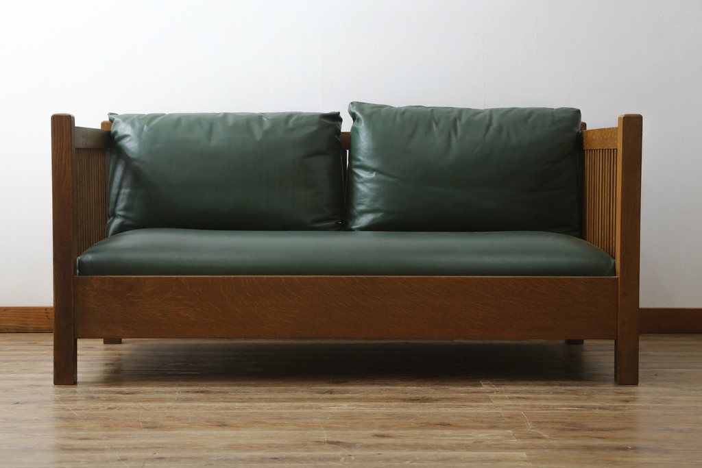 中古　美品!!　高級品　アメリカ　Stickley(スティックレー、スティックレイ)　オーク材　本革(レザー)　直線を基調とした縦格子が美しいデザインの2Pソファ(アームソファ、ラブソファ、二人掛け、2人掛け)(R-083117)