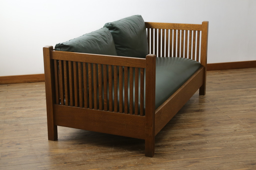 中古　美品!!　高級品　アメリカ　Stickley(スティックレー、スティックレイ)　オーク材　本革(レザー)　直線を基調とした縦格子が美しいデザインの2Pソファ(アームソファ、ラブソファ、二人掛け、2人掛け)(R-083117)