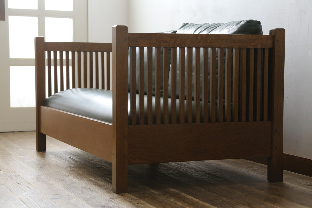 中古　美品!!　高級品　アメリカ　Stickley(スティックレー、スティックレイ)　オーク材　本革(レザー)　直線を基調とした縦格子が美しいデザインの2Pソファ(アームソファ、ラブソファ、二人掛け、2人掛け)(R-083117)