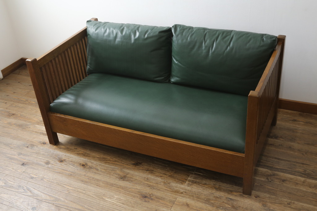 中古　美品!!　高級品　アメリカ　Stickley(スティックレー、スティックレイ)　オーク材　本革(レザー)　直線を基調とした縦格子が美しいデザインの2Pソファ(アームソファ、ラブソファ、二人掛け、2人掛け)(R-083117)
