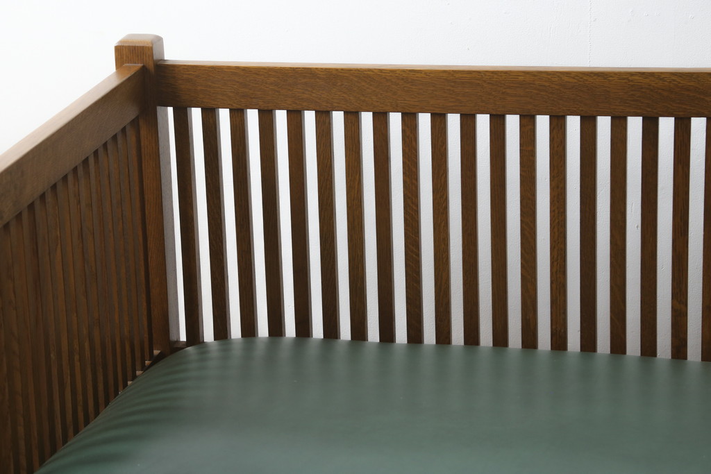 中古　美品!!　高級品　アメリカ　Stickley(スティックレー、スティックレイ)　オーク材　本革(レザー)　直線を基調とした縦格子が美しいデザインの2Pソファ(アームソファ、ラブソファ、二人掛け、2人掛け)(R-083117)