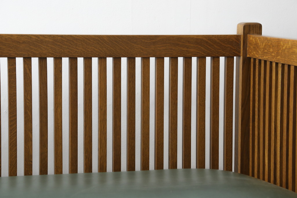 中古　美品!!　高級品　アメリカ　Stickley(スティックレー、スティックレイ)　オーク材　本革(レザー)　直線を基調とした縦格子が美しいデザインの2Pソファ(アームソファ、ラブソファ、二人掛け、2人掛け)(R-083117)