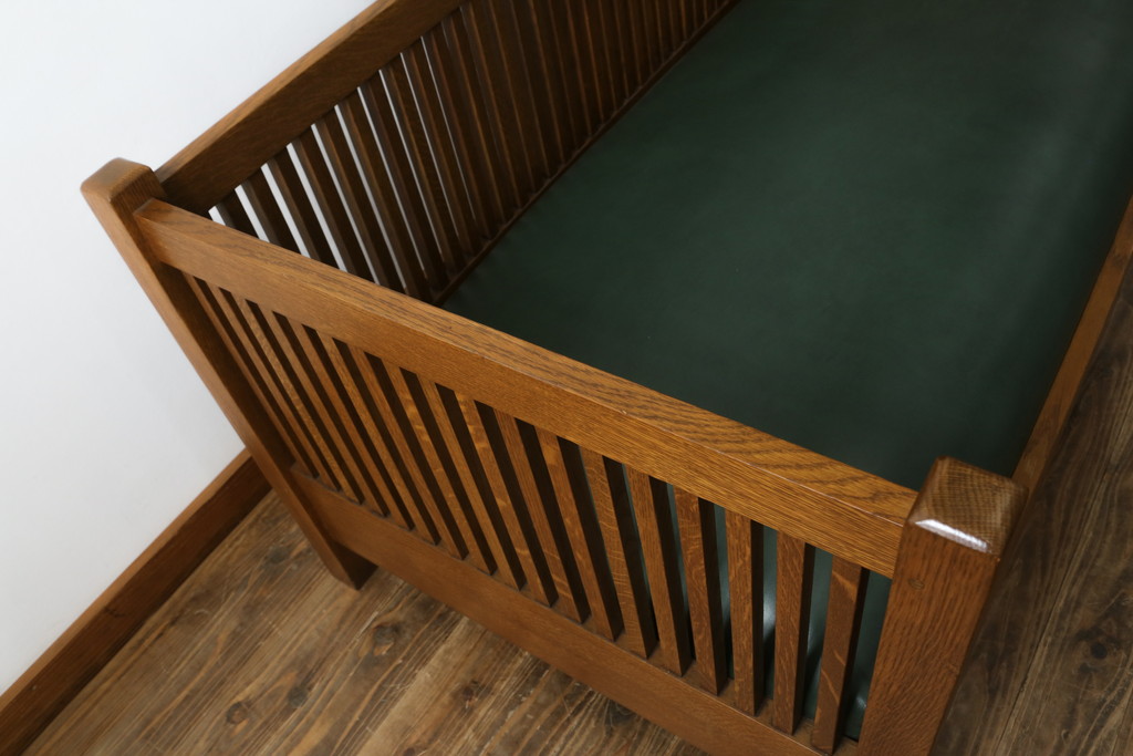 中古　美品!!　高級品　アメリカ　Stickley(スティックレー、スティックレイ)　オーク材　本革(レザー)　直線を基調とした縦格子が美しいデザインの2Pソファ(アームソファ、ラブソファ、二人掛け、2人掛け)(R-083117)