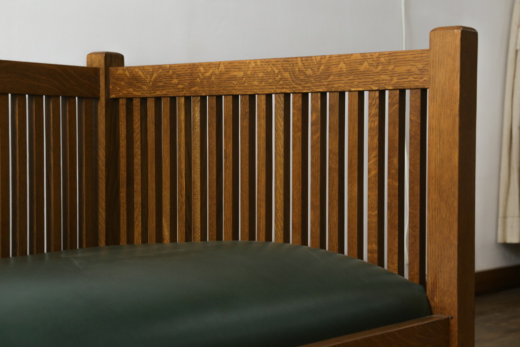 中古　美品!!　高級品　アメリカ　Stickley(スティックレー、スティックレイ)　オーク材　本革(レザー)　直線を基調とした縦格子が美しいデザインの2Pソファ(アームソファ、ラブソファ、二人掛け、2人掛け)(R-083117)