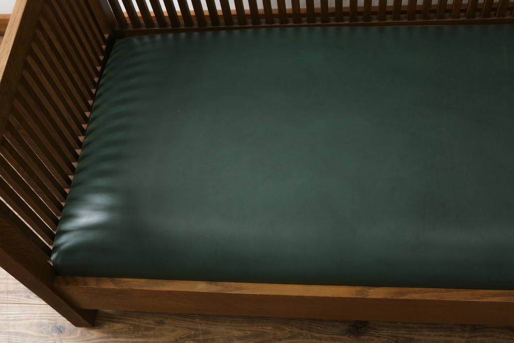 中古　美品!!　高級品　アメリカ　Stickley(スティックレー、スティックレイ)　オーク材　本革(レザー)　直線を基調とした縦格子が美しいデザインの2Pソファ(アームソファ、ラブソファ、二人掛け、2人掛け)(R-083117)