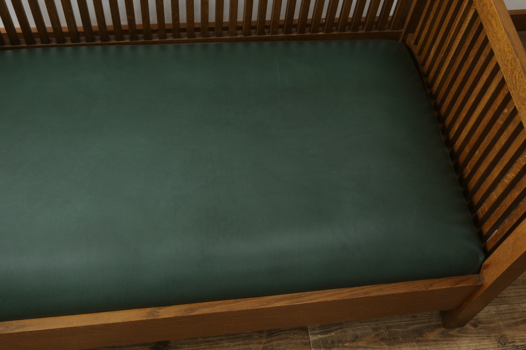 中古　美品!!　高級品　アメリカ　Stickley(スティックレー、スティックレイ)　オーク材　本革(レザー)　直線を基調とした縦格子が美しいデザインの2Pソファ(アームソファ、ラブソファ、二人掛け、2人掛け)(R-083117)