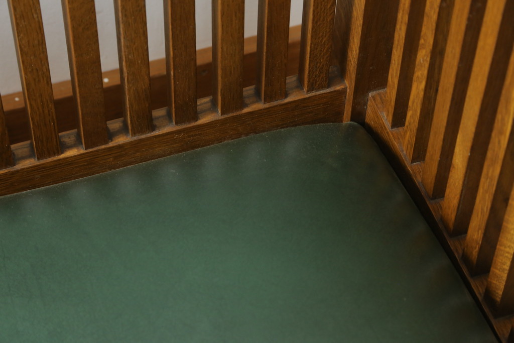 中古　美品!!　高級品　アメリカ　Stickley(スティックレー、スティックレイ)　オーク材　本革(レザー)　直線を基調とした縦格子が美しいデザインの2Pソファ(アームソファ、ラブソファ、二人掛け、2人掛け)(R-083117)