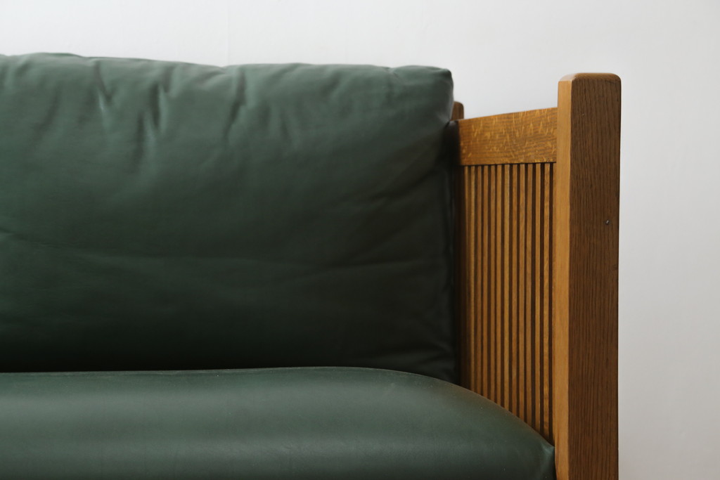 中古　美品!!　高級品　アメリカ　Stickley(スティックレー、スティックレイ)　オーク材　本革(レザー)　直線を基調とした縦格子が美しいデザインの2Pソファ(アームソファ、ラブソファ、二人掛け、2人掛け)(R-083117)