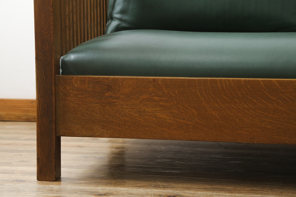 中古　美品!!　高級品　アメリカ　Stickley(スティックレー、スティックレイ)　オーク材　本革(レザー)　直線を基調とした縦格子が美しいデザインの2Pソファ(アームソファ、ラブソファ、二人掛け、2人掛け)(R-083117)