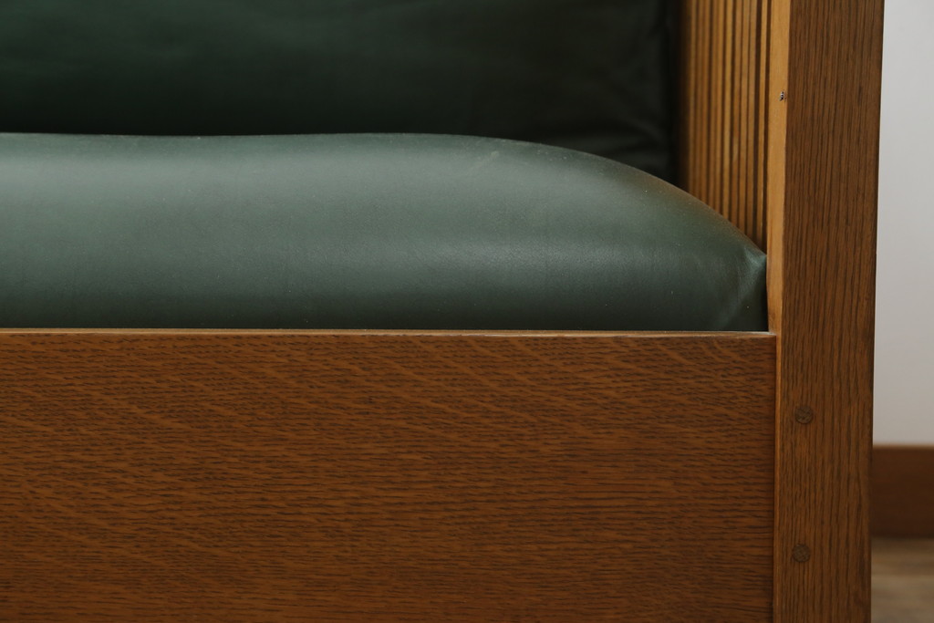 中古　美品!!　高級品　アメリカ　Stickley(スティックレー、スティックレイ)　オーク材　本革(レザー)　直線を基調とした縦格子が美しいデザインの2Pソファ(アームソファ、ラブソファ、二人掛け、2人掛け)(R-083117)