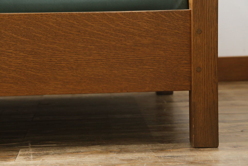 中古　美品!!　高級品　アメリカ　Stickley(スティックレー、スティックレイ)　オーク材　本革(レザー)　直線を基調とした縦格子が美しいデザインの2Pソファ(アームソファ、ラブソファ、二人掛け、2人掛け)(R-083117)